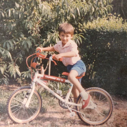 Andoni de pequeño, ya subido a una bici.